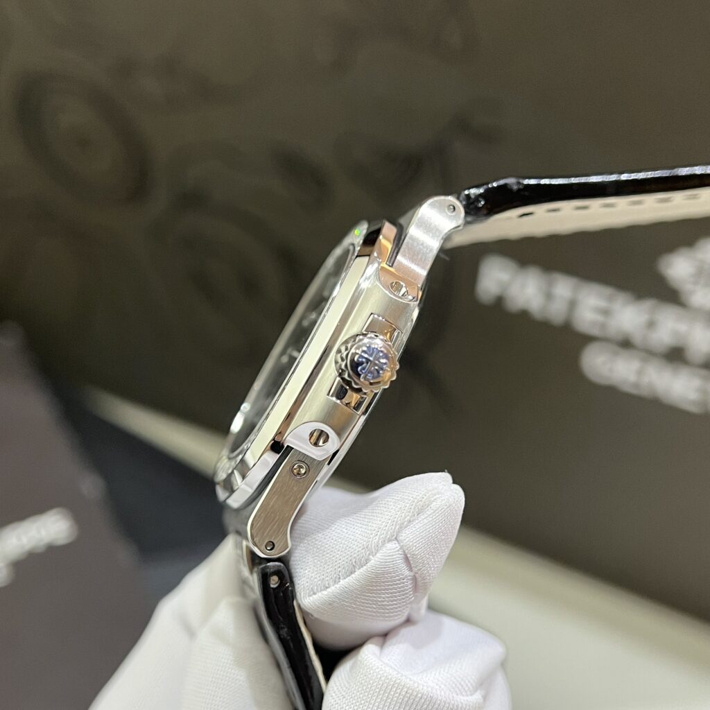 Patek Philippe Replica Watch Nautilus 5724G Blue Dial Leather Strap 40mm