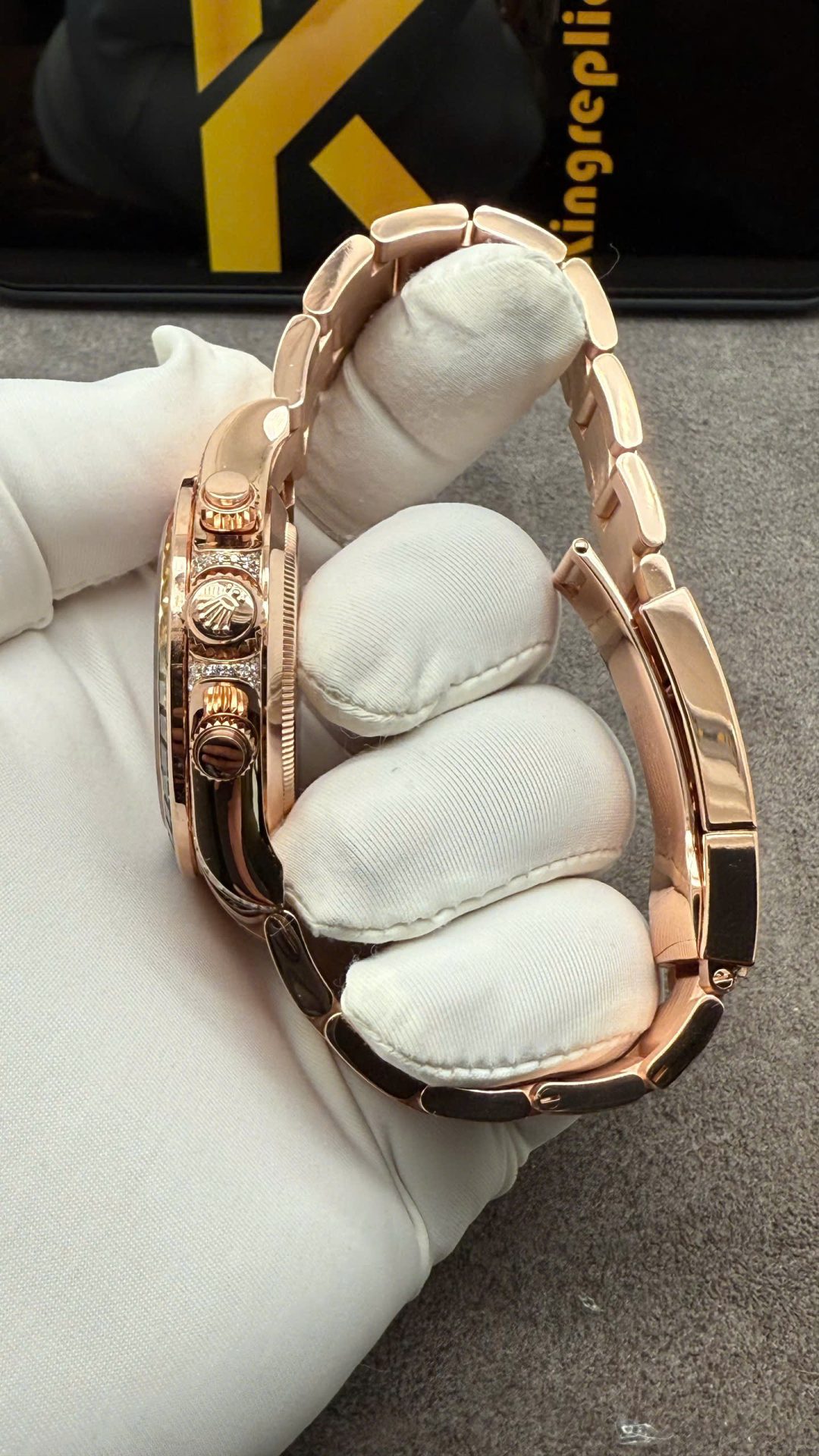 Rolex Daytona Rainbow Watch Crafted in Solid Gold with 40mm Natural Diamonds