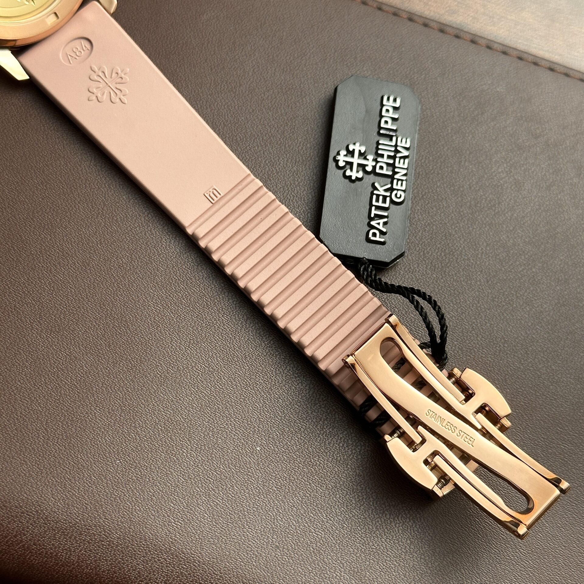 Patek Philippe Aquanaut 5072R Replica Watch Pink Strap Mother-Of-Pearl Dial 35.6mm