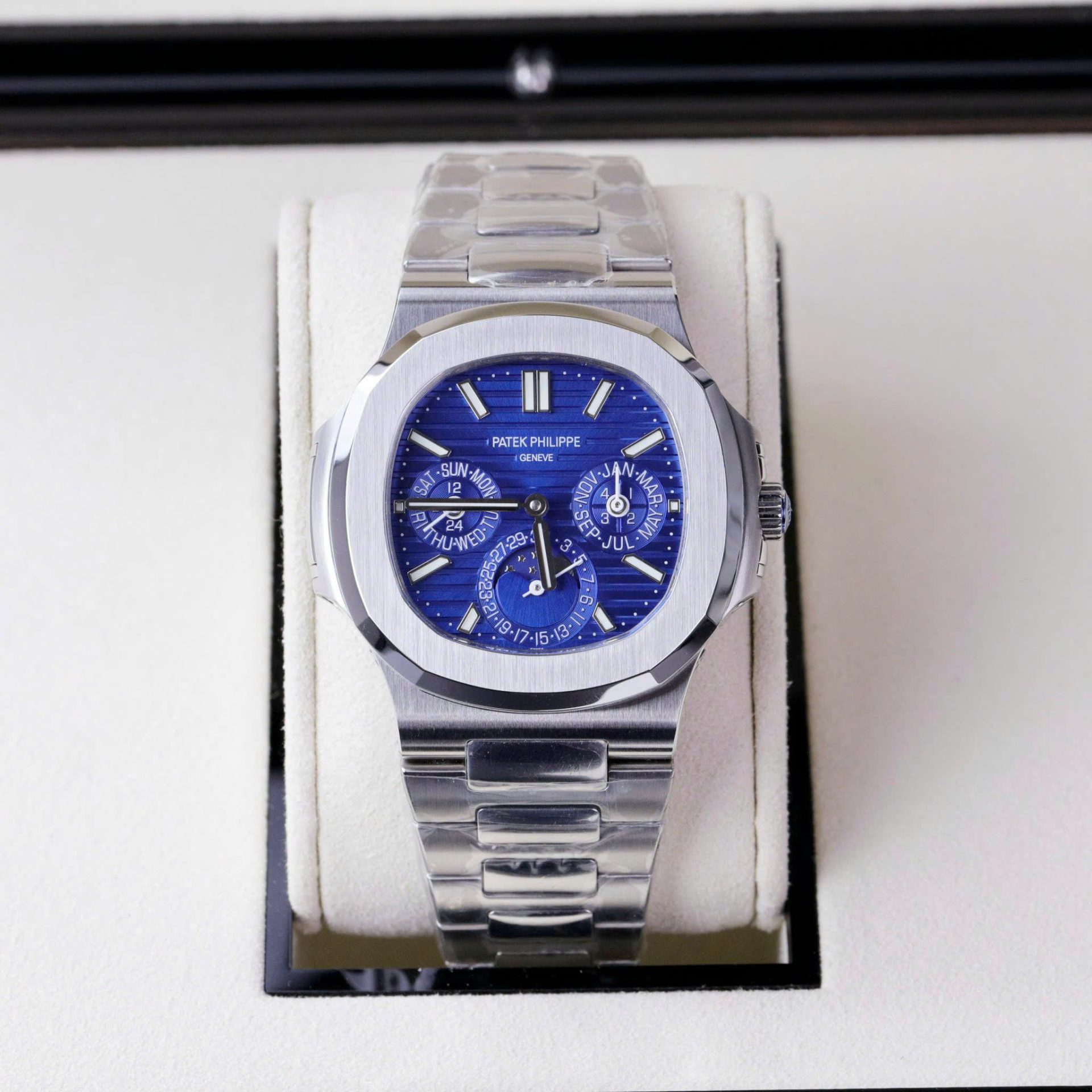 Patek Philippe Nautilus 5740 Copies Watch Men Blue Dial Metal Wire 40mm
