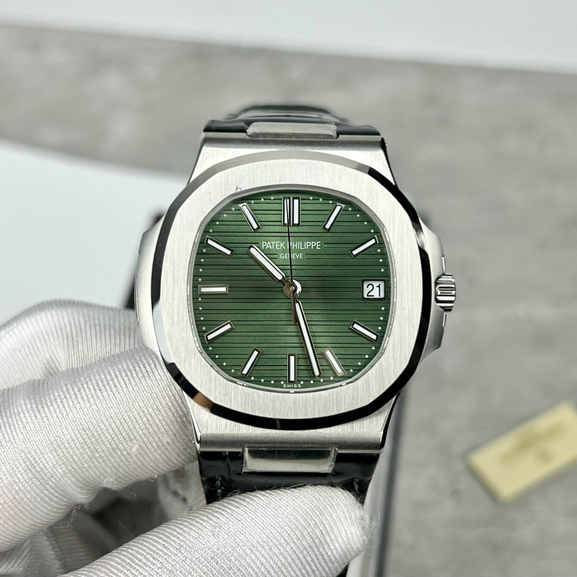 Patek Philippe Nautilus 5711 Replica Watch Leather Strap Green Dial 40mm
