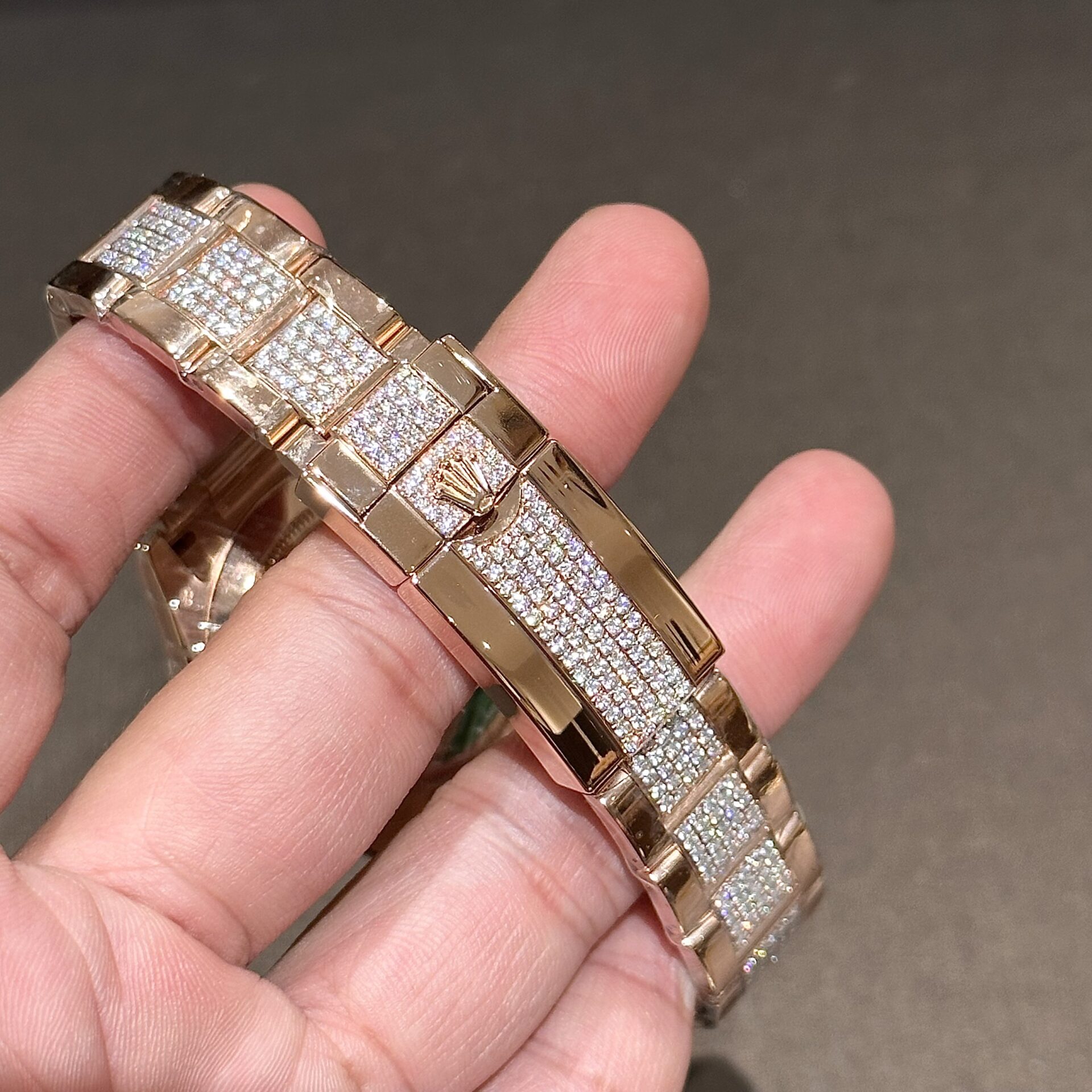 Rolex Daytona Rainbow Replica Watch Gold Wrapped With Moissanite Diamonds 40mm