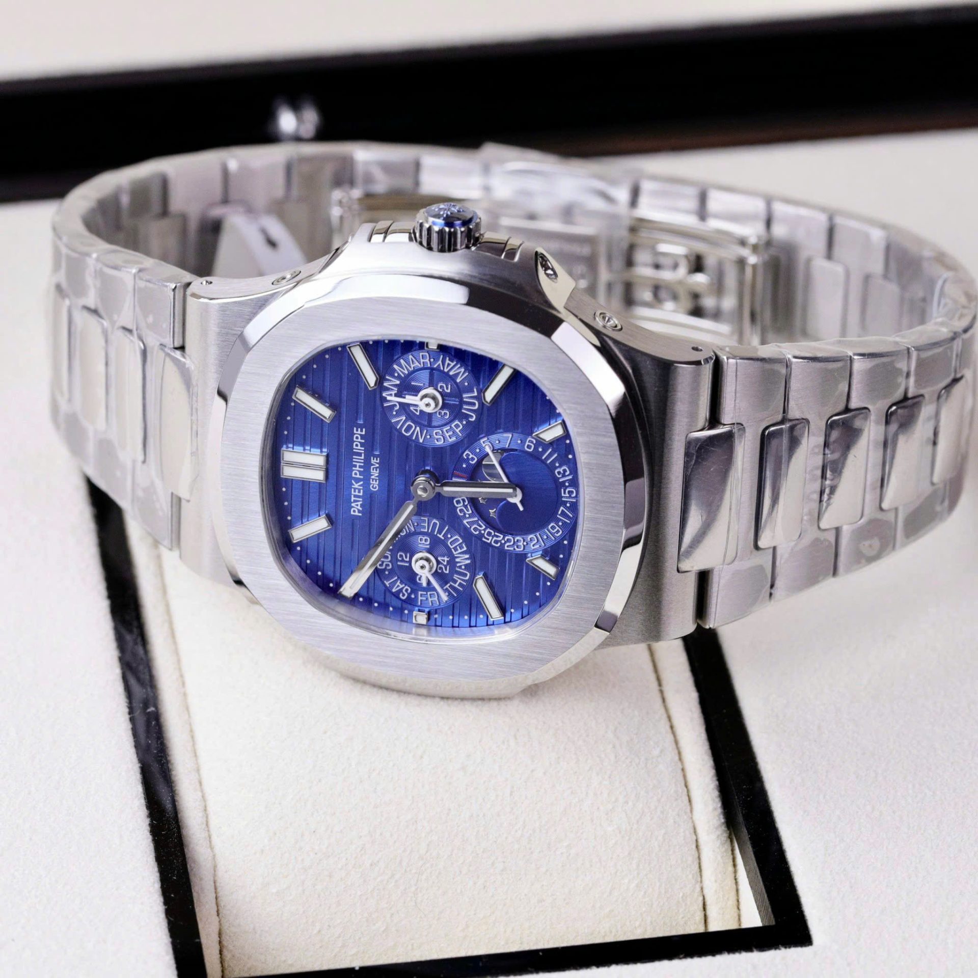 Patek Philippe Nautilus 5740 Copies Watch Men Blue Dial Metal Wire 40mm