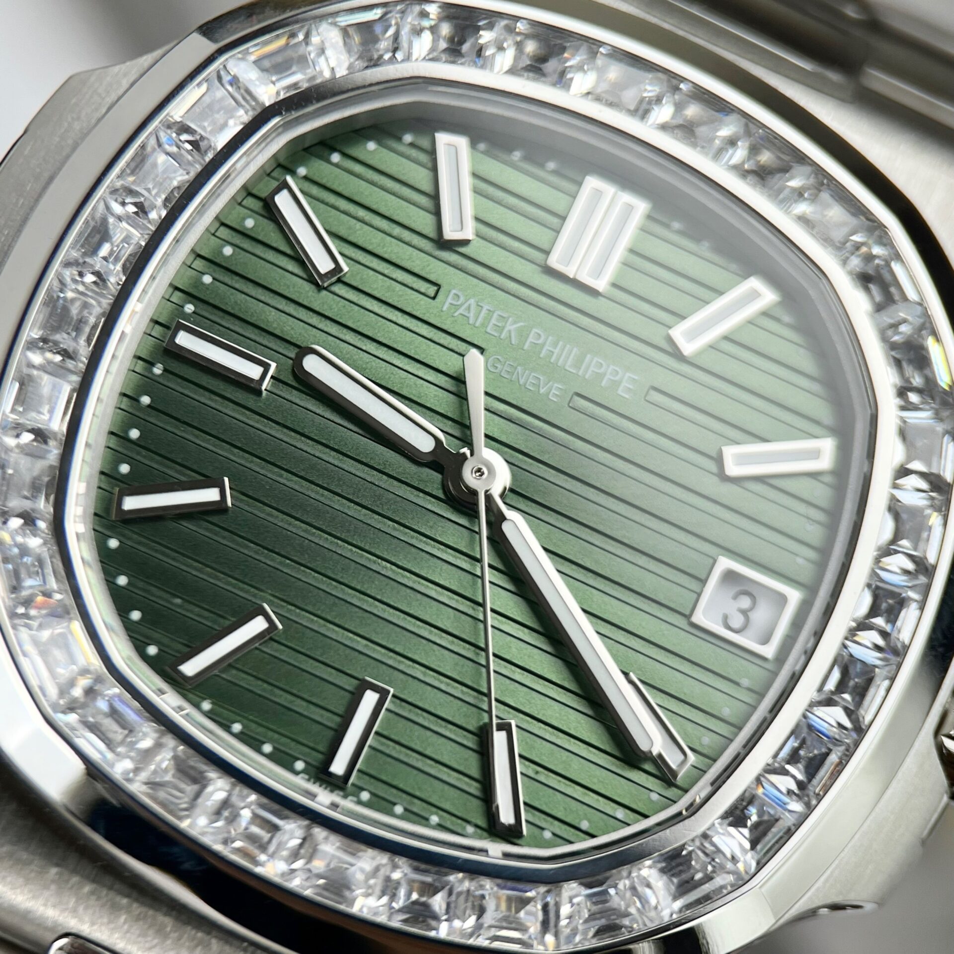 Patek Philippe Replica Watch Nautilus 5723 Green Dial 40mm