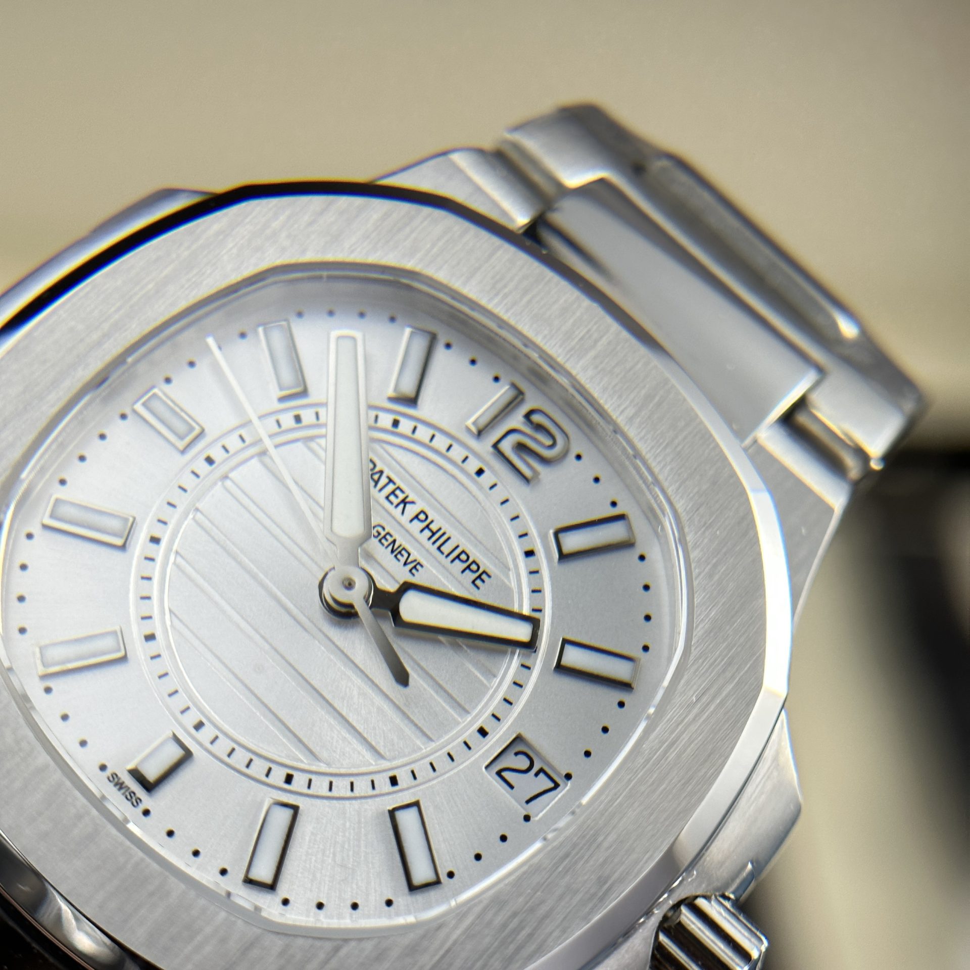 Patek Philippe Replica Watch Nautilus 7010 White Dial Metal Wire 32mm