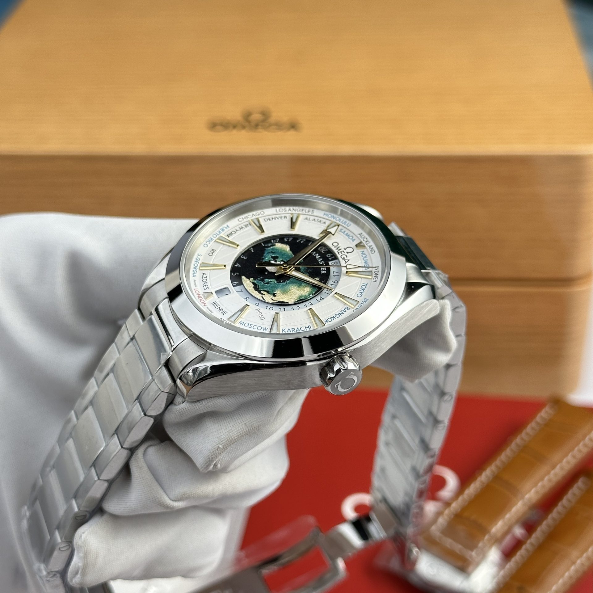 Omega Replica Watches Aqua Terra Worldtimer Metal Wire 43mm