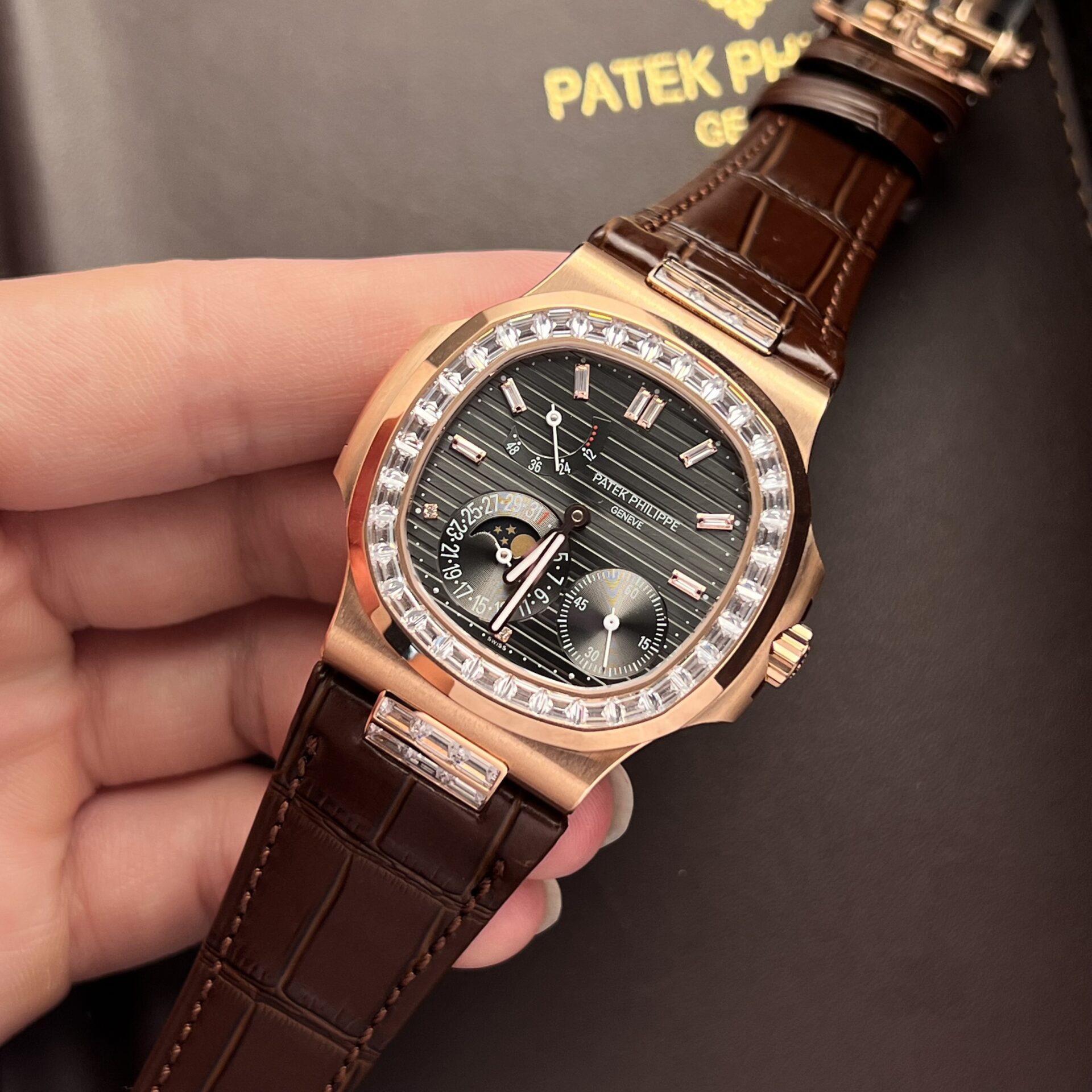Patek Philippe Nautilus 5724R Replica Watch Gray Dial Factory GR 40mm