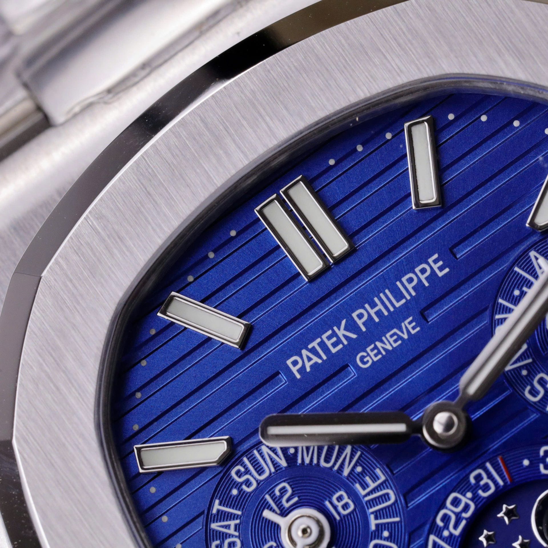 Patek Philippe Nautilus 5740 Copies Watch Men Blue Dial Metal Wire 40mm