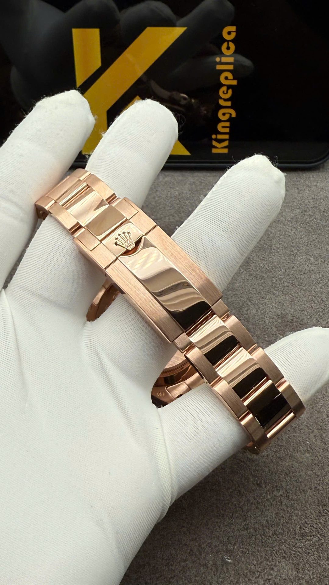 Rolex Daytona Rainbow Watch Crafted in Solid Gold with 40mm Natural Diamonds