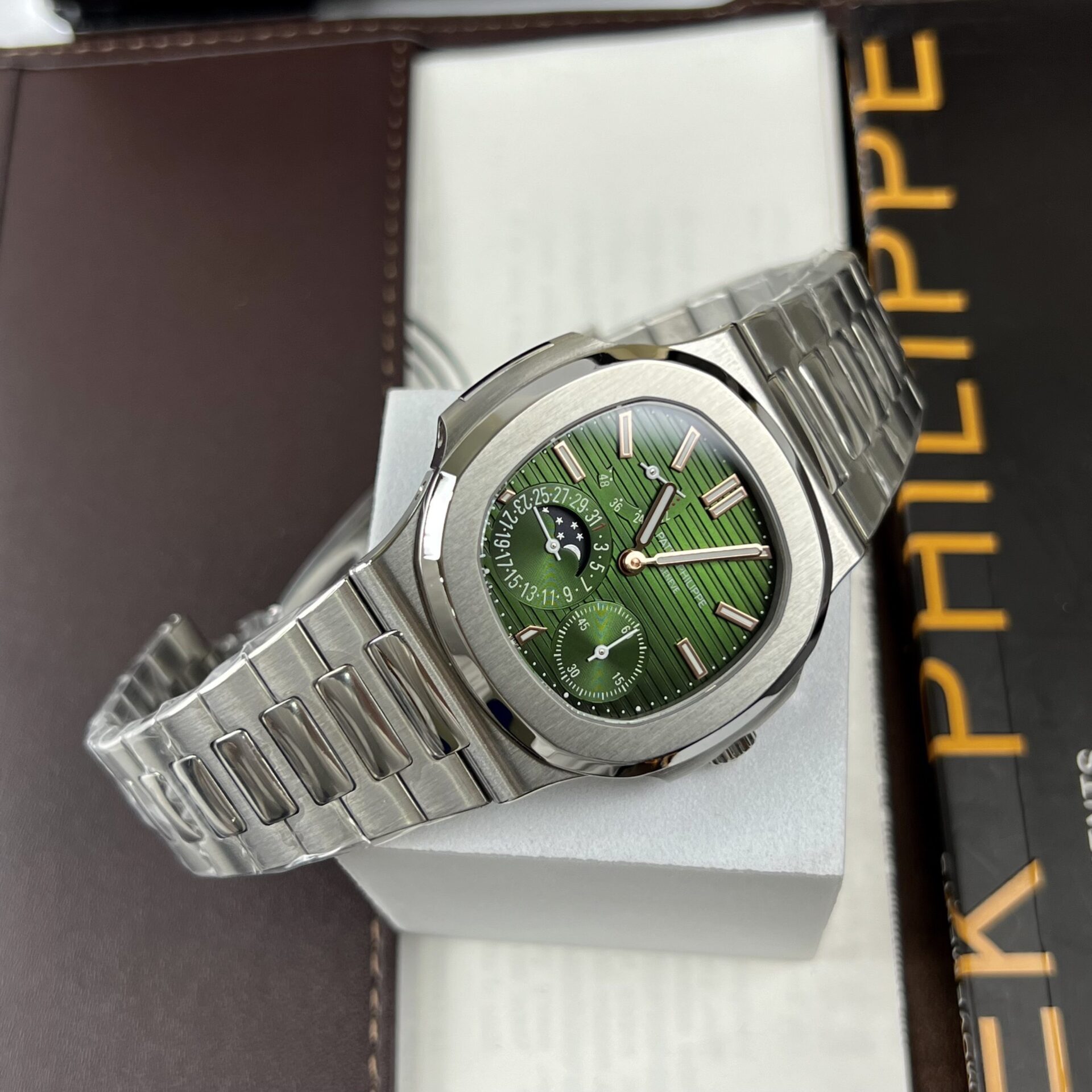 Patek Philippe Nautilus 5712 Replica 1:1 Watch Green Dial ZF 40mm