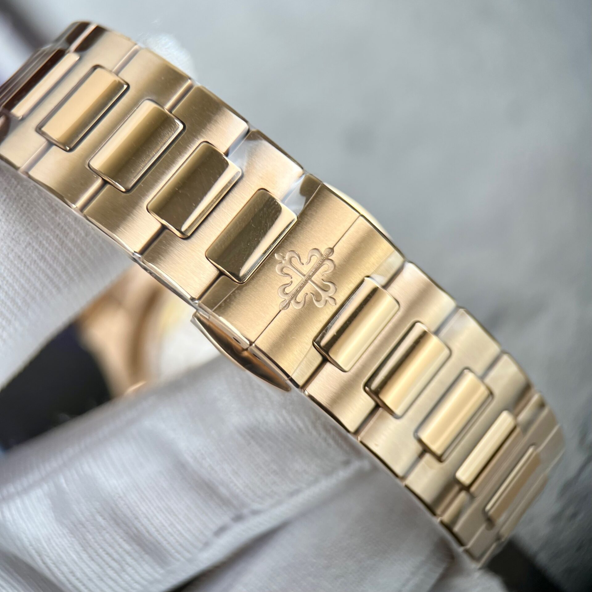 Patek Philippe Nautilus 7118 Replica Watch With Diamonds Bezel 3K Factory 35.2mm