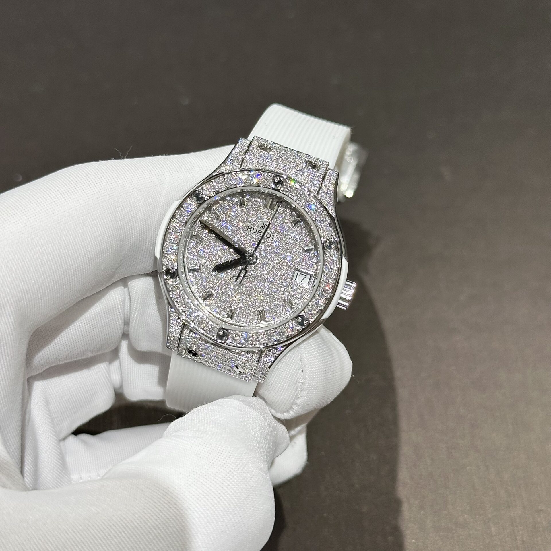 Hublot Classic Fusion Best Replica Watch White Full Moissanite Diamonds 33mm