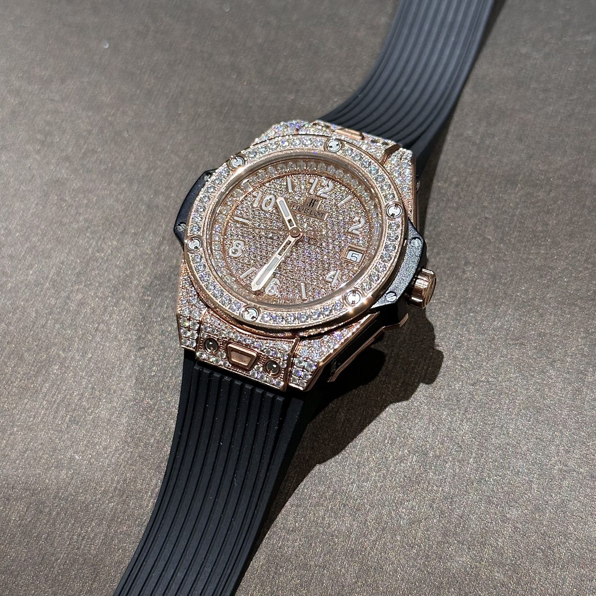 Hublot Replica 1:1 Watch One Click Gold Wrapped With Full Moissanite 39mm