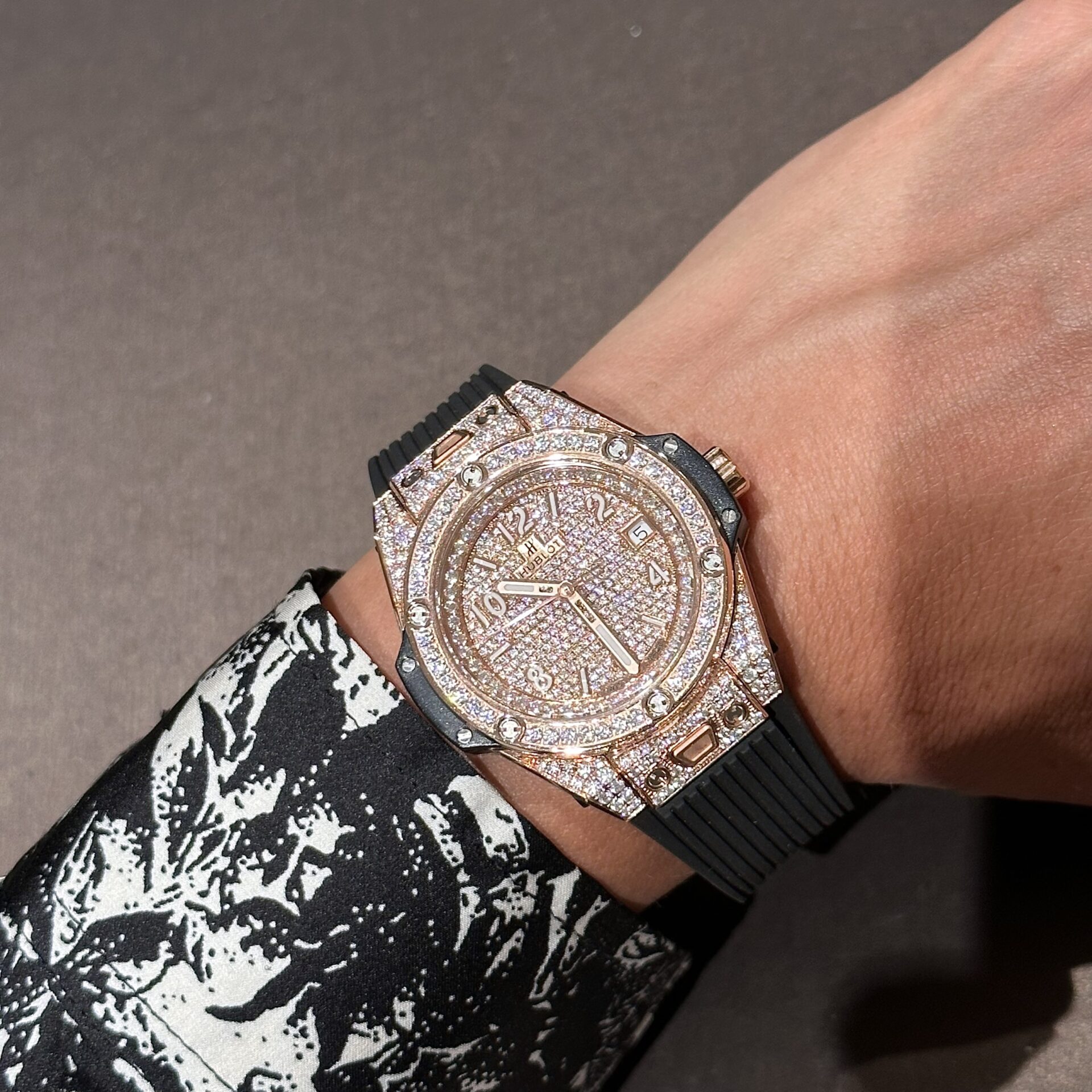 Hublot Replica 1:1 Watch One Click Gold Wrapped With Full Moissanite 39mm