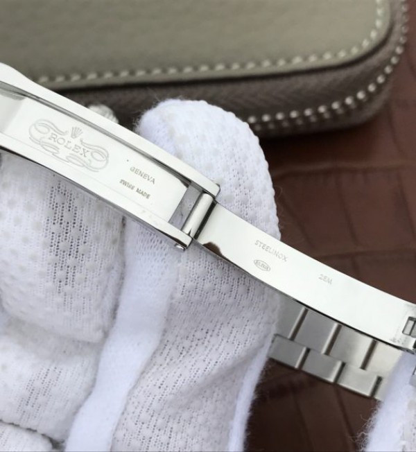 Replica Rolex DateJust 28mm Diamonds Bezel White Dial Diamonds Rome Markers Bracelet A2236