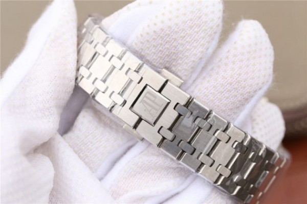Replica Audemars Piguet Royal Oak Chronograph SS JHF White/Black Dial SS Bracelet A7750