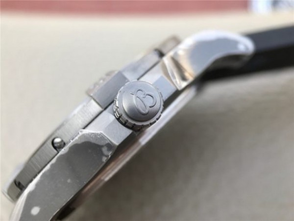 Replica Breitling Avenger BlackBird 44mm DLC GF Titanium Case Black Dial Rubber Strap A2824
