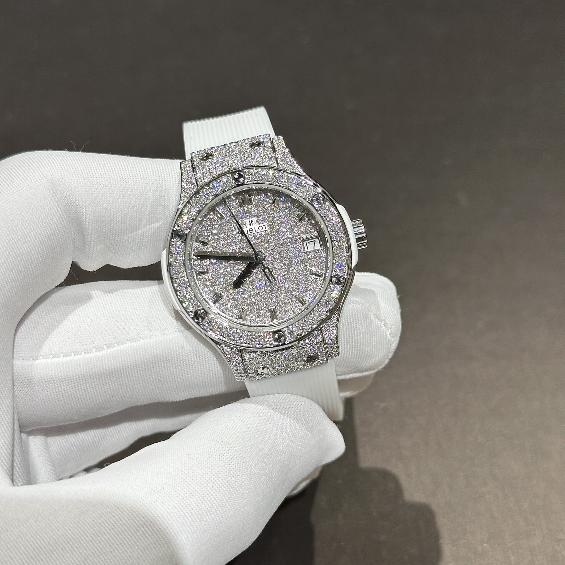 Hublot Classic Fusion Best Replica Watch White Full Moissanite Diamonds 33mm
