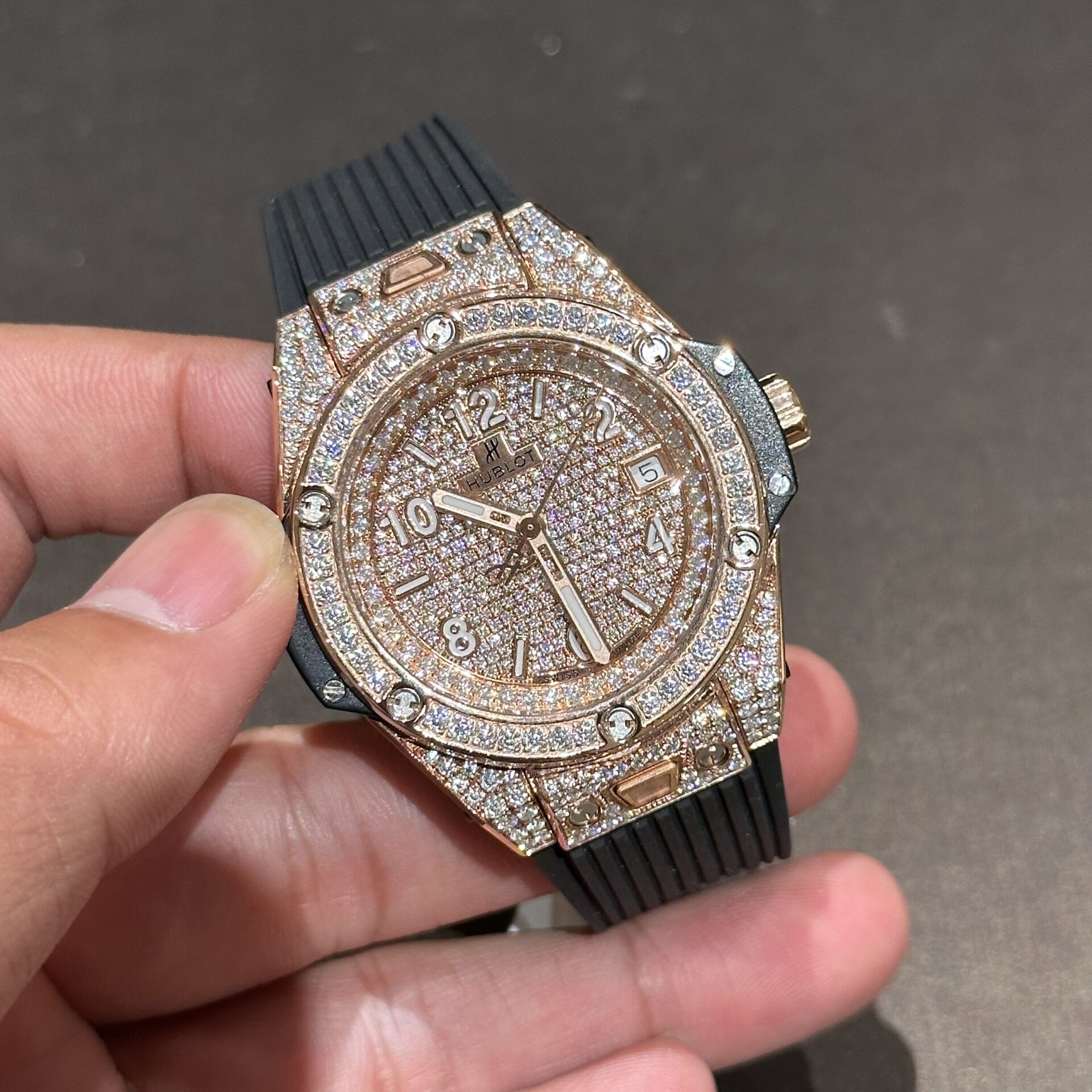 Hublot Replica 1:1 Watch One Click Gold Wrapped With Full Moissanite 39mm