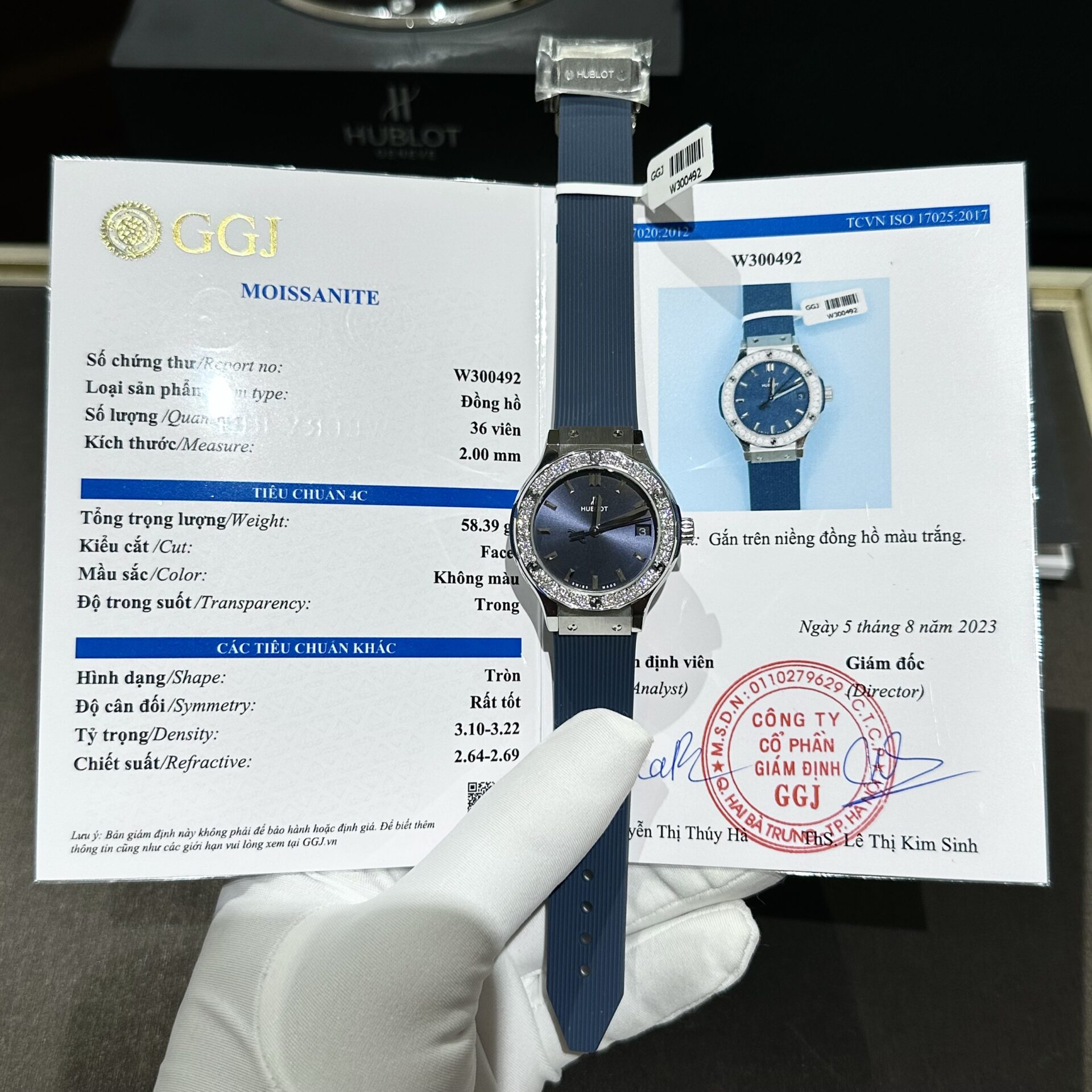 Hublot Classic Fusion Replica Watch Blue With Moissanite Diamond 33mm