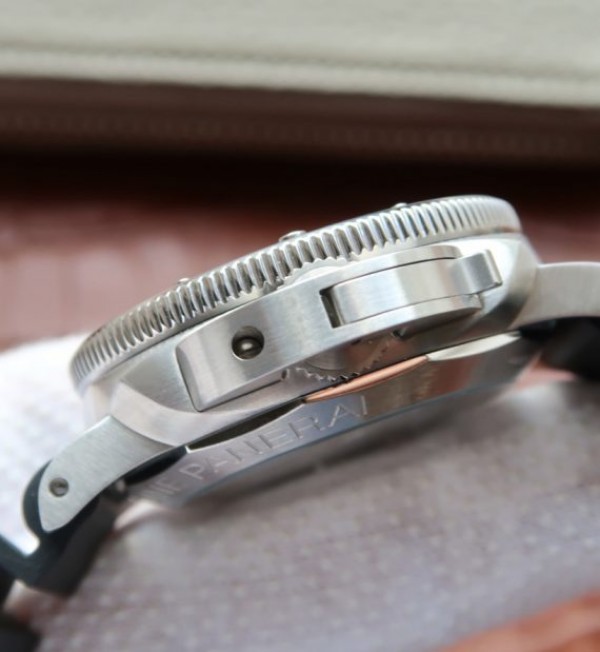 Replica Panerai XF Luminor Submersible PAM682 Rubber Strap P.9010