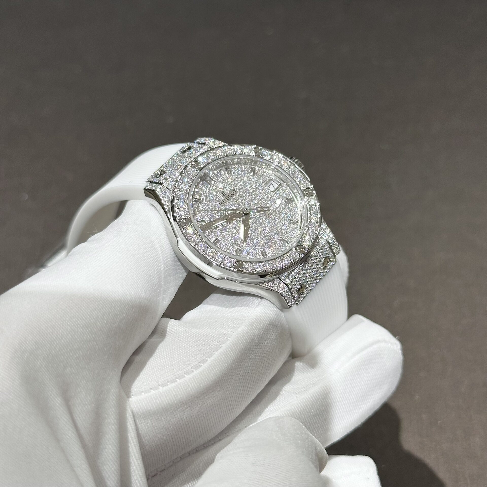 Hublot Classic Fusion Best Replica Watch White Full Moissanite Diamonds 33mm