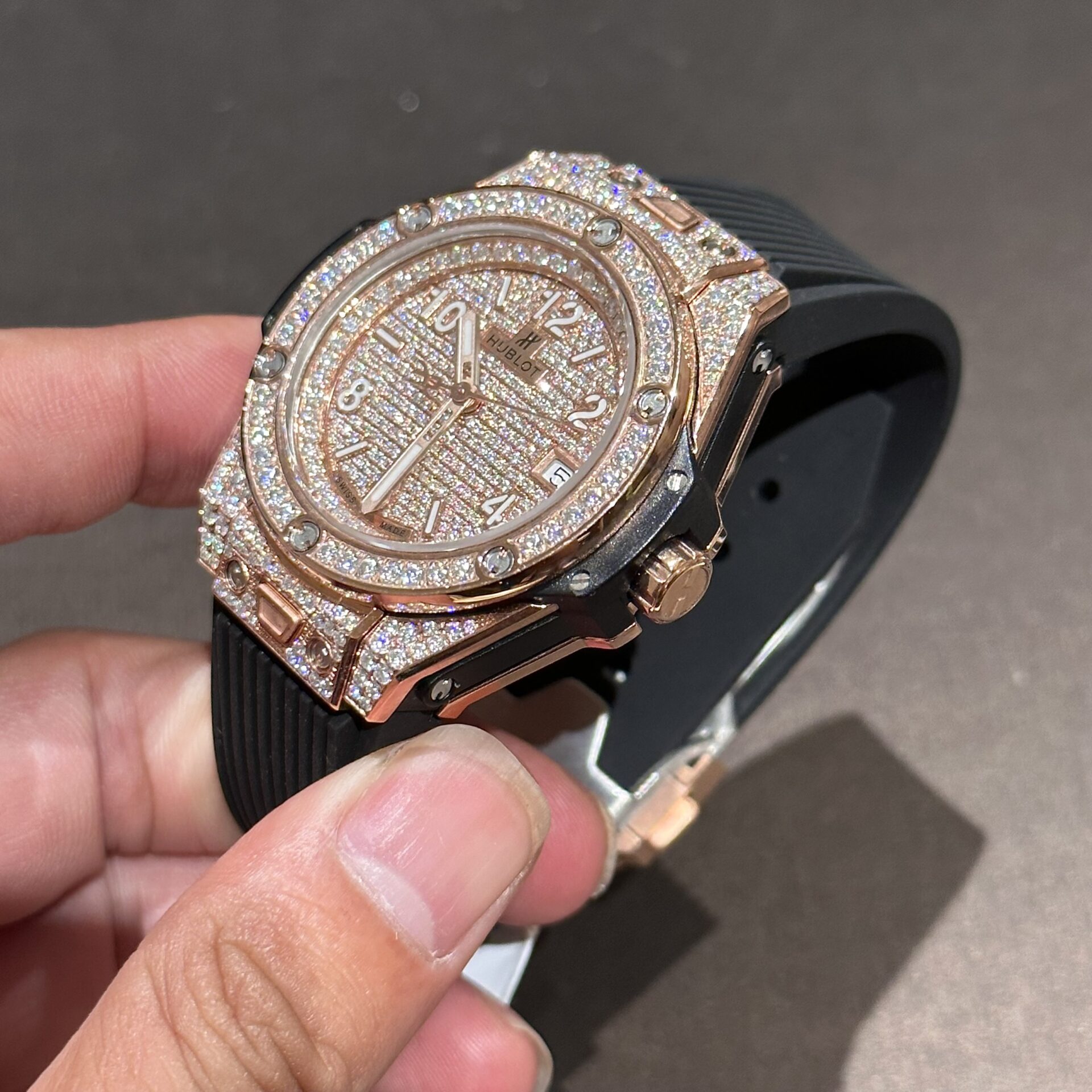 Hublot Replica 1:1 Watch One Click Gold Wrapped With Full Moissanite 39mm