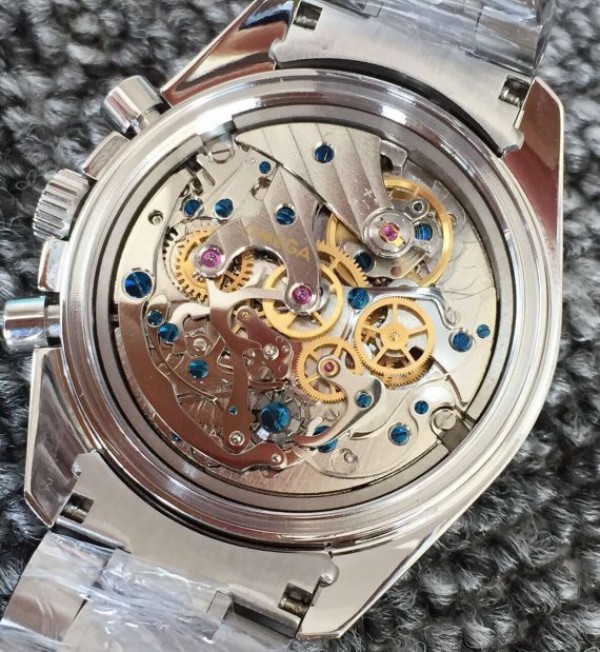 Replica Omega Speedmaster Snoopy White Dial SS Bracelet Manual Winding Chrono Movement