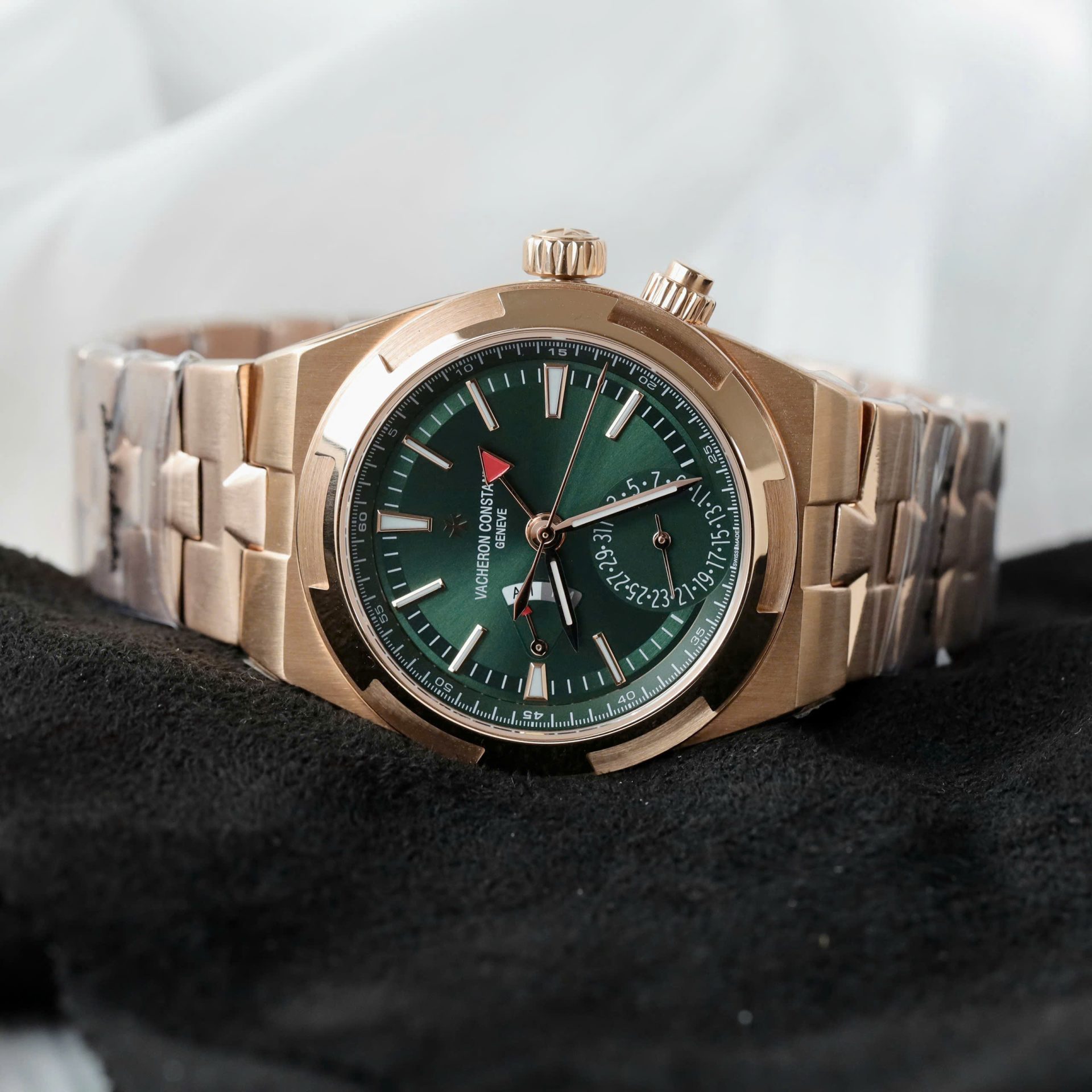 Vacheron Constantin Overseas Dual Time 7920V Replica Watch Dial Green 41mm