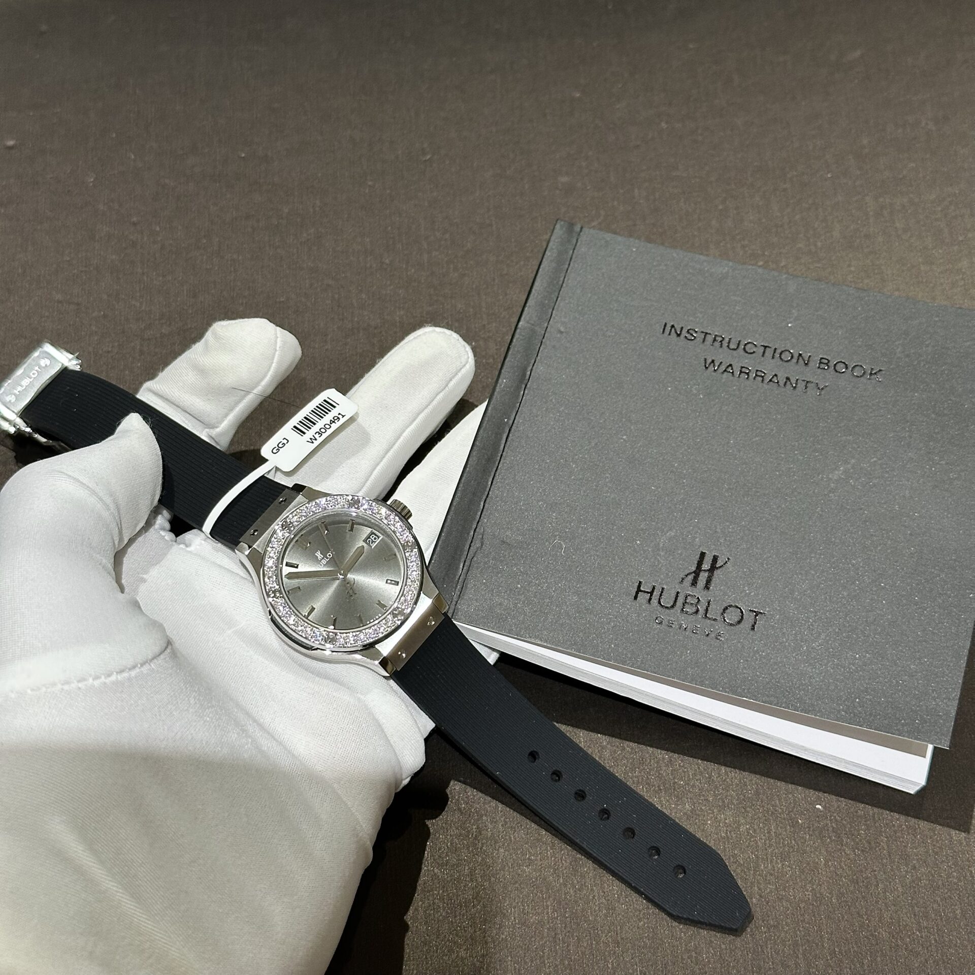 Hublot Replica Watch With Moissanite Diamonds Rubber Strap 33mm