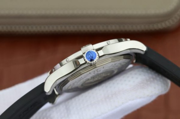 Replica Breitling Avenger GMT SS GF White Dial Black rubber Strap A2836