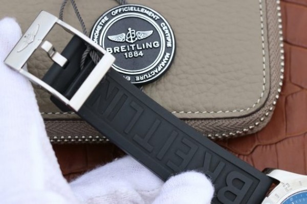 Replica Breitling Avenger GMT SS GF Black Dial On Black Rubber Strap A2836