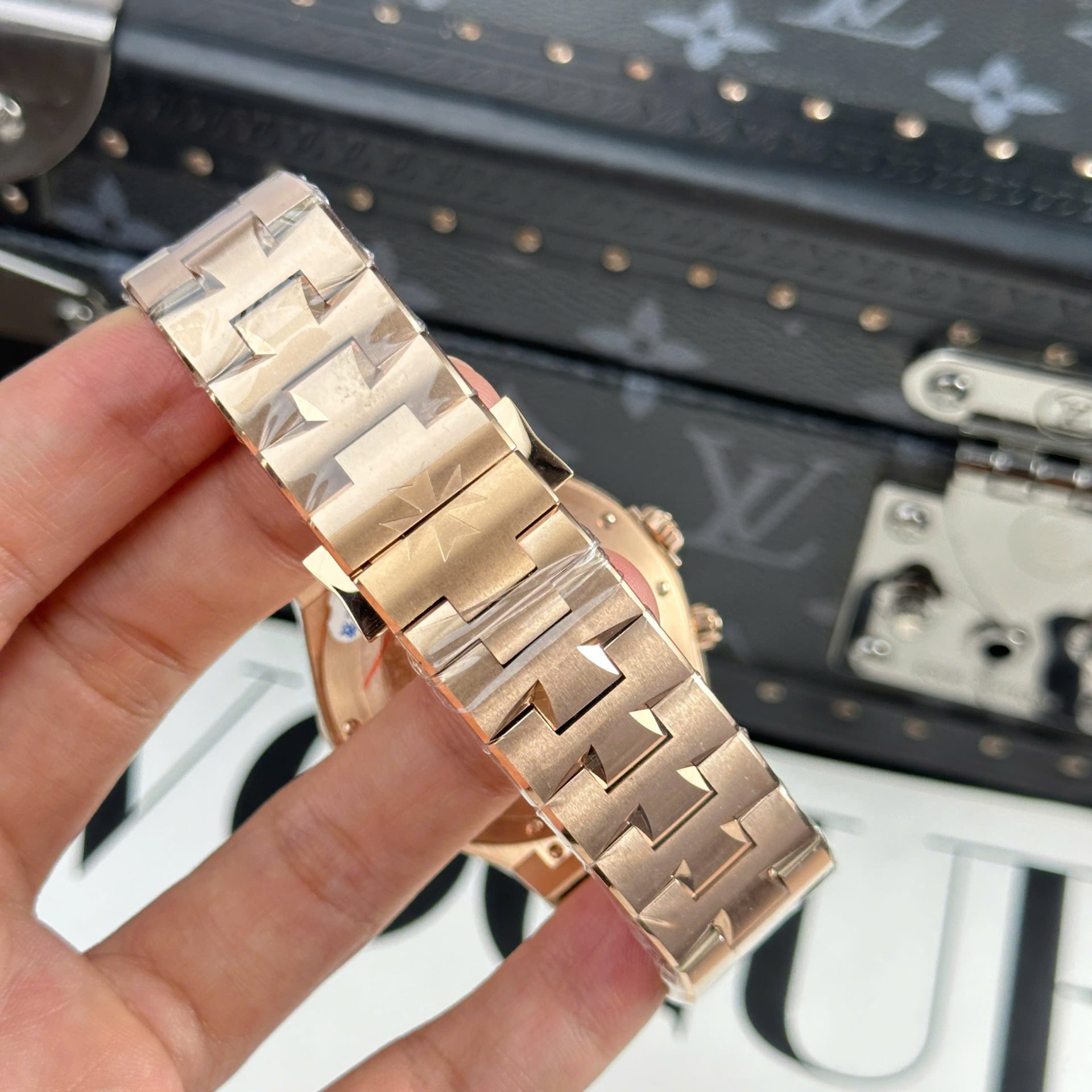 Vacheron Constantin Fake Watch Overseas Dual Time 47450 White Dial 9F Factory 42mm