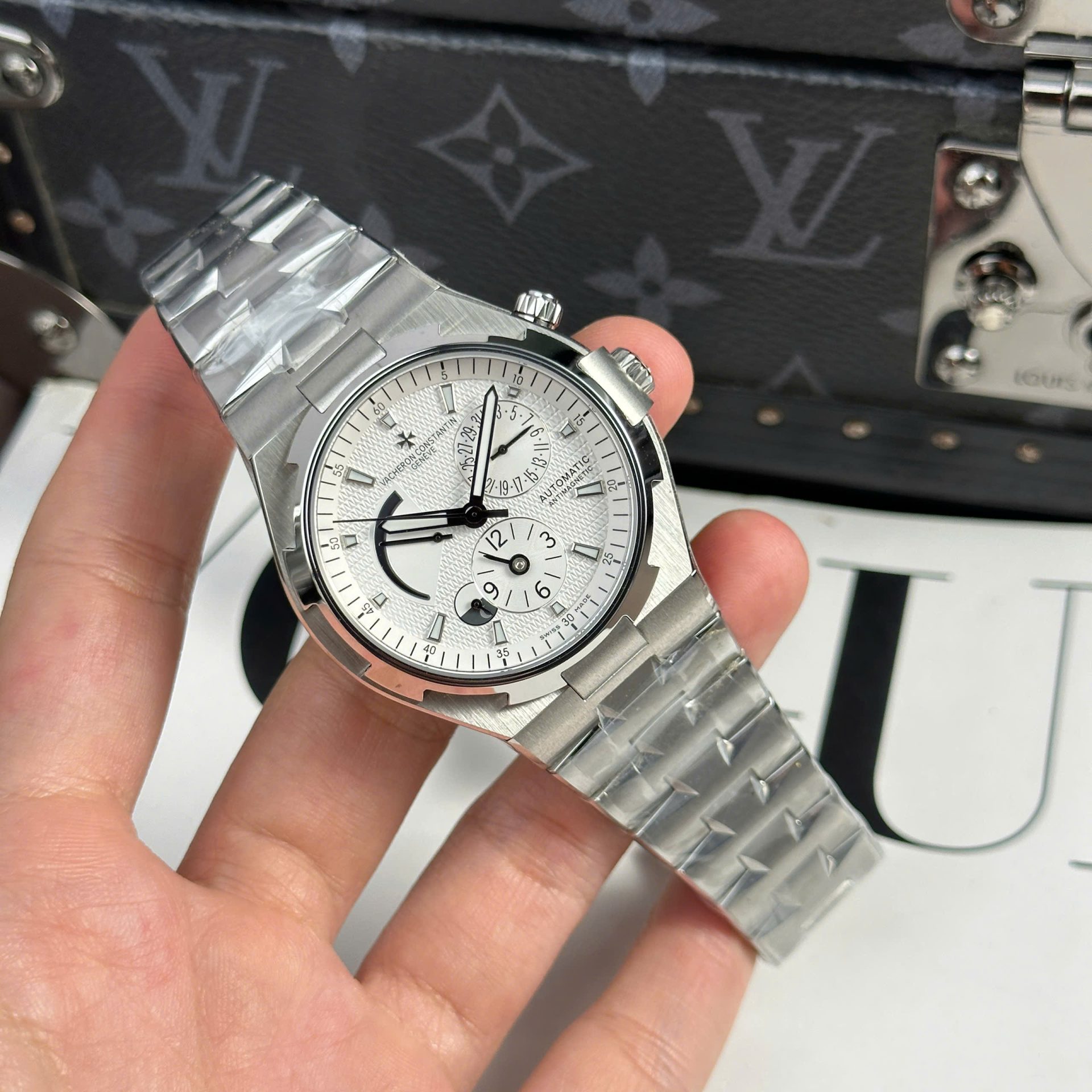 Vacheron Constantin Copies Watches Overseas Dual Time 47450 White 9F Factory 42mm