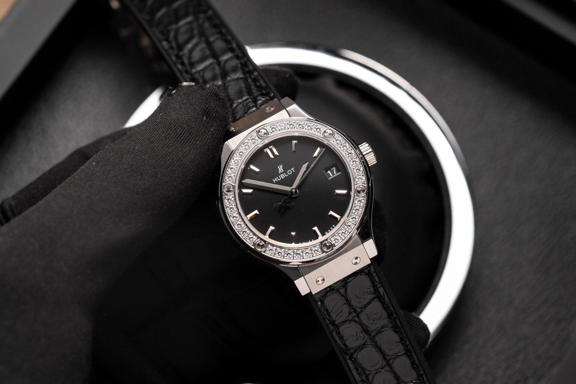 Hublot Replica 1:1 Watch With Diamonds Bezel Black Dial HB Factory 33mm