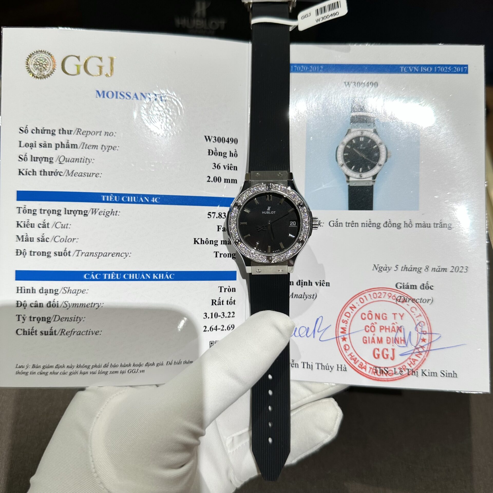 Hublot Classic Fusion Replica Watch With Moissanite Diamond Rubber Strap HB Factory 33mm