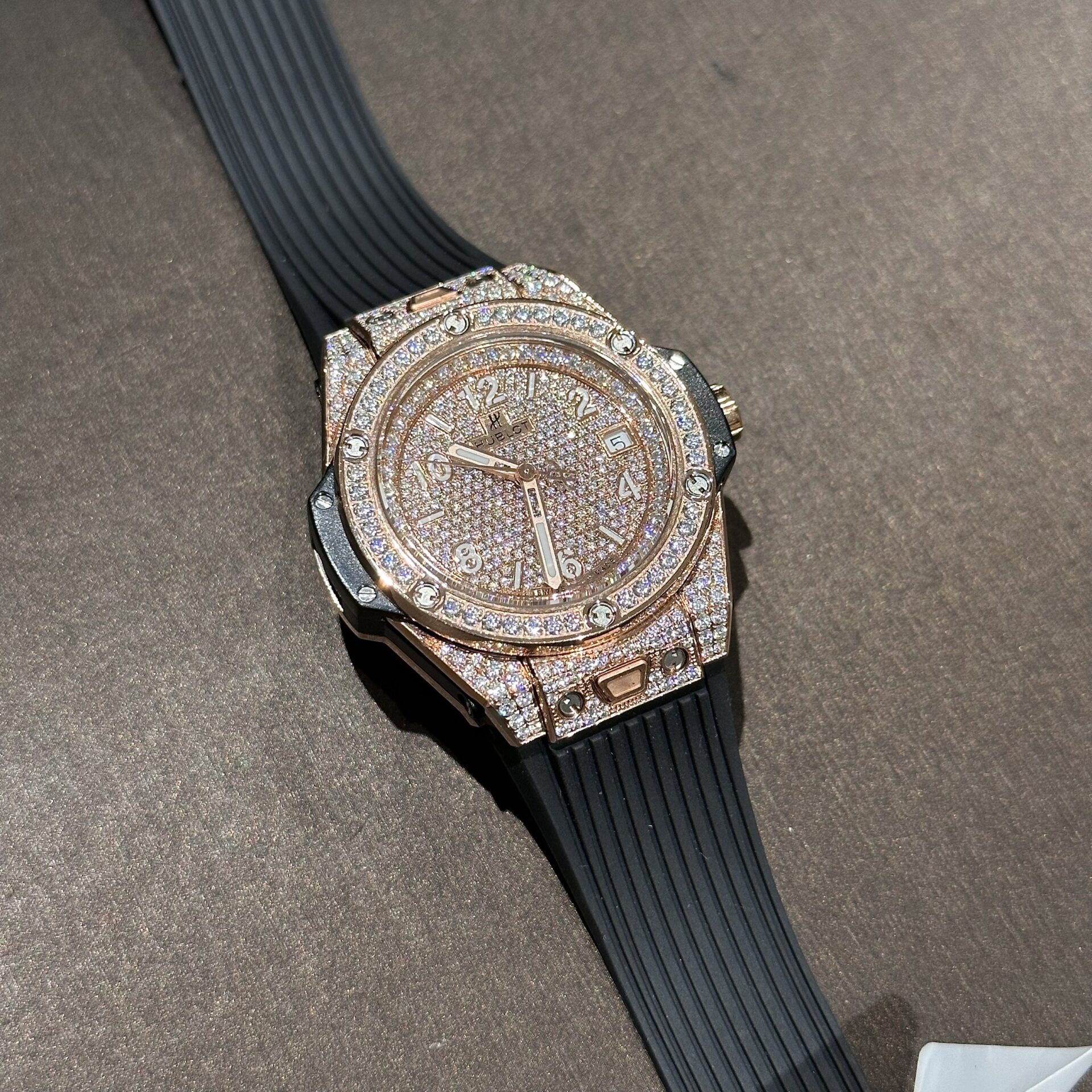 Hublot Replica 1:1 Watch One Click Gold Wrapped With Full Moissanite 39mm