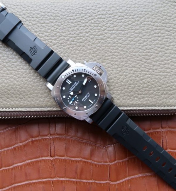 Replica Panerai XF Luminor Submersible PAM682 Rubber Strap P.9010