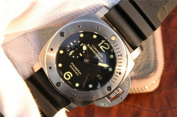 Replica Panerai PAM571 Titanium XF Black Dial Black Rubber Strap P9000