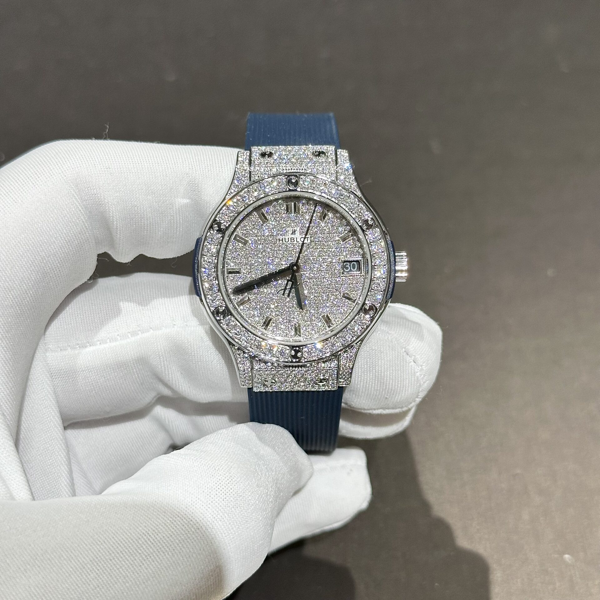 Hublot Classic Fusion Replica Watch Blue Rubber Strap Moissanite Diamond 33mm