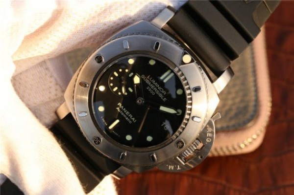 Replica Panerai PAM364 Titanium XF Black Rubber Strap P9000