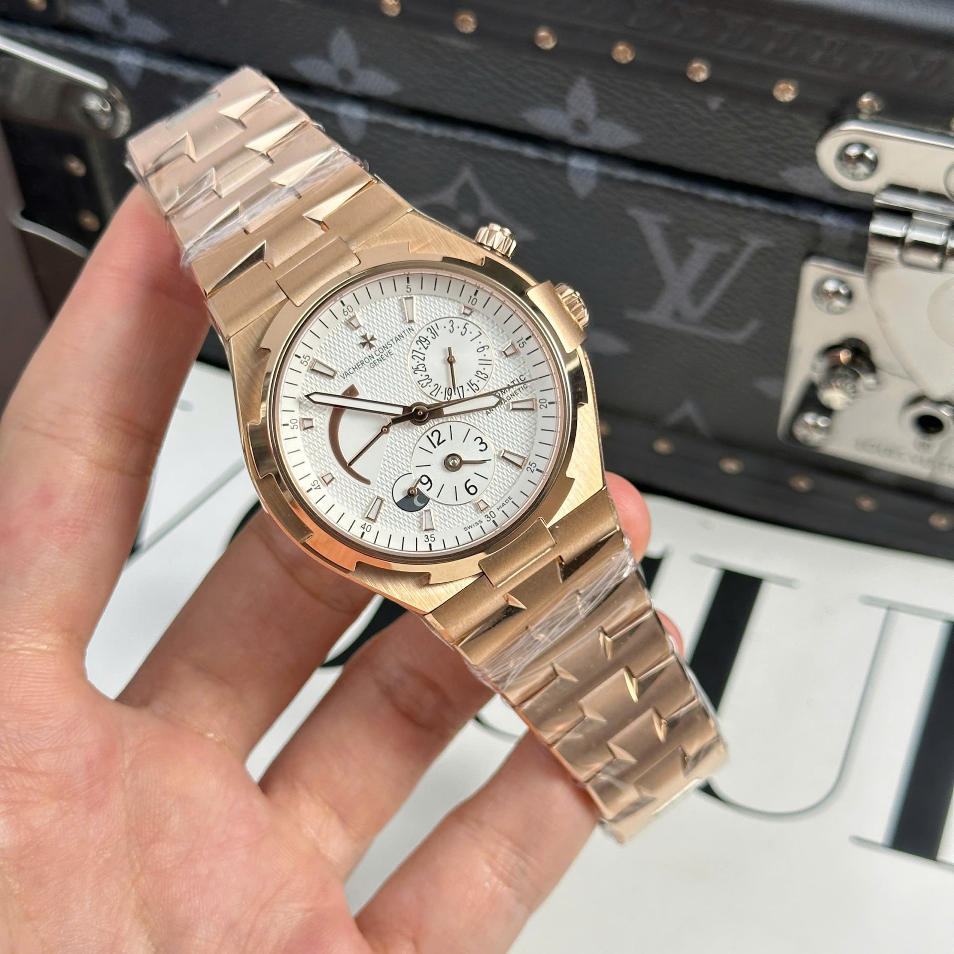 Vacheron Constantin Fake Watch Overseas Dual Time 47450 White Dial 9F Factory 42mm