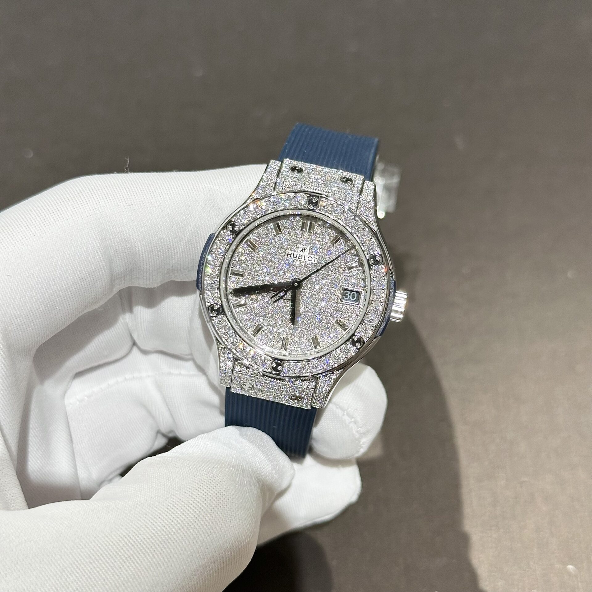 Hublot Classic Fusion Replica Watch Blue Rubber Strap Moissanite Diamond 33mm