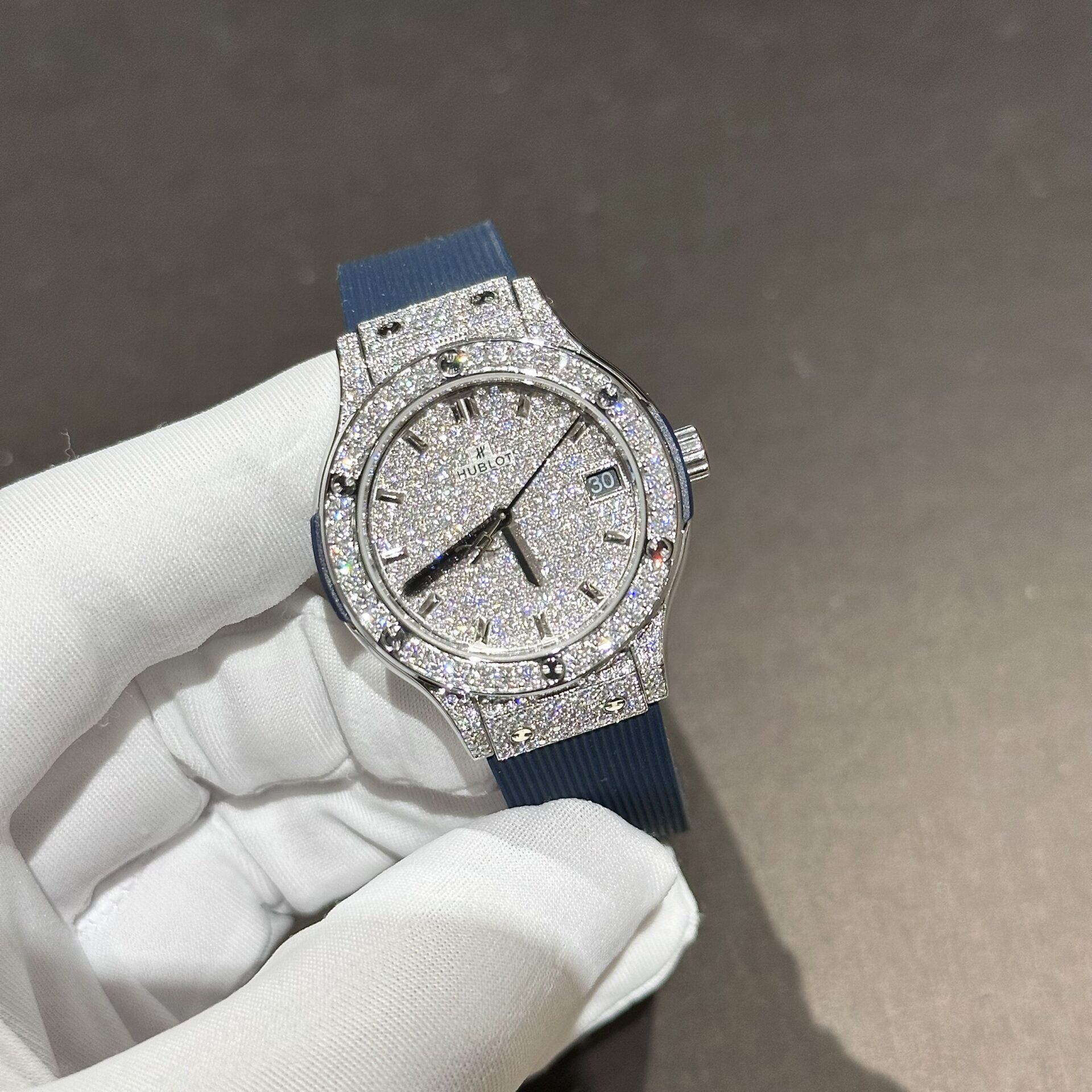 Hublot Classic Fusion Replica Watch Blue Rubber Strap Moissanite Diamond 33mm