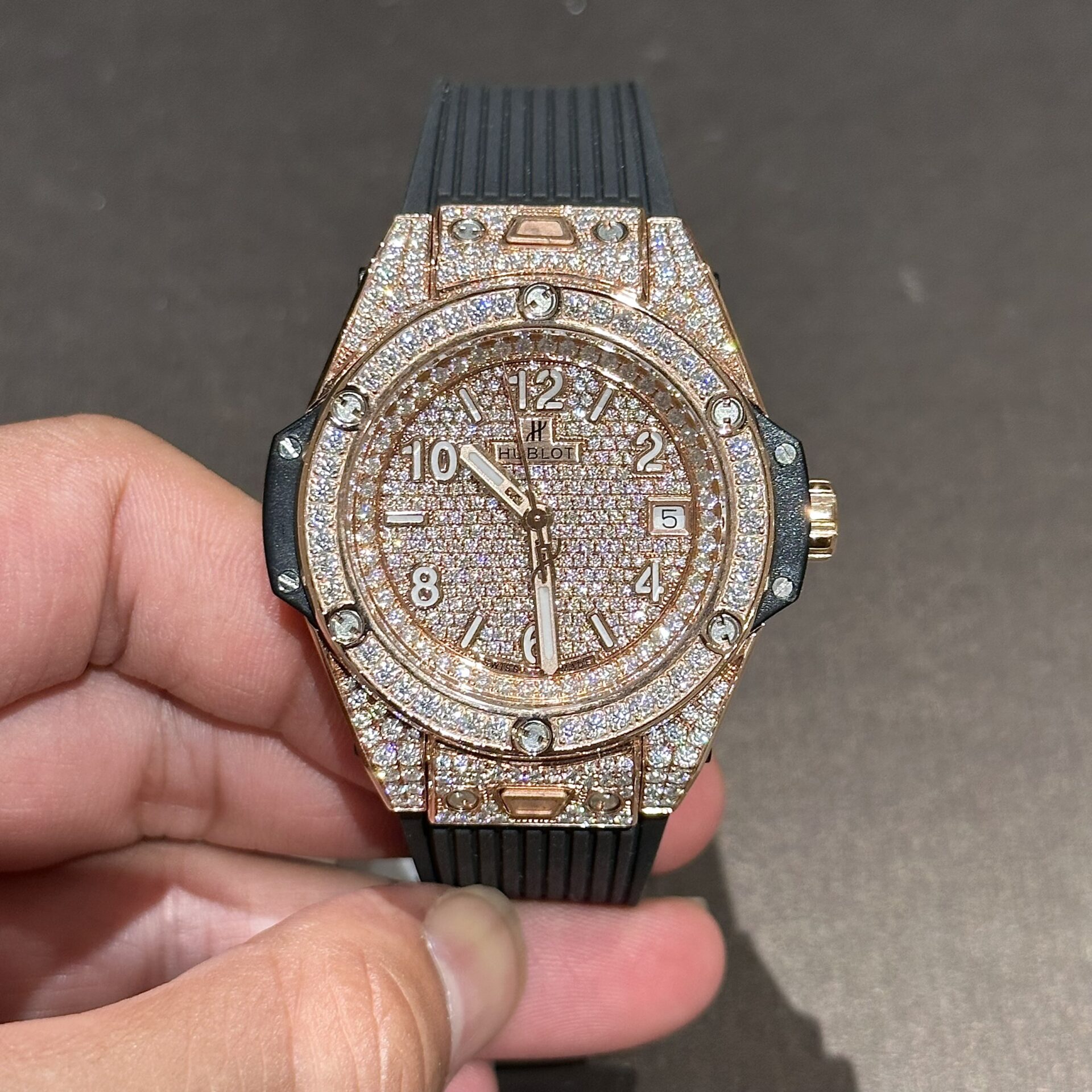 Hublot Replica 1:1 Watch One Click Gold Wrapped With Full Moissanite 39mm