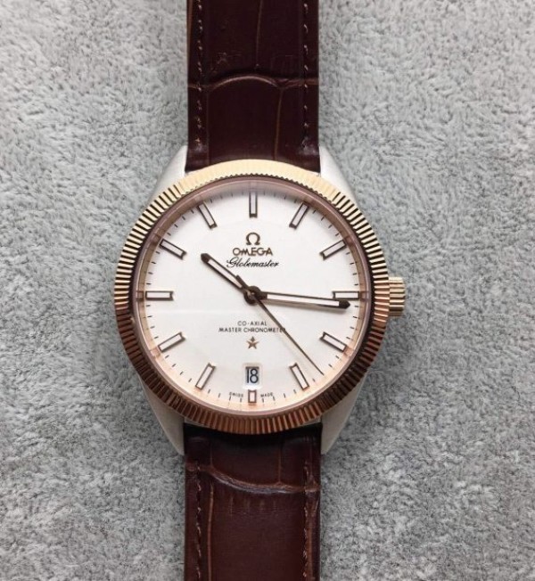 Replica Omega Globemaster Master Chronometer White Dial RG Bezel Leather Strap A8913