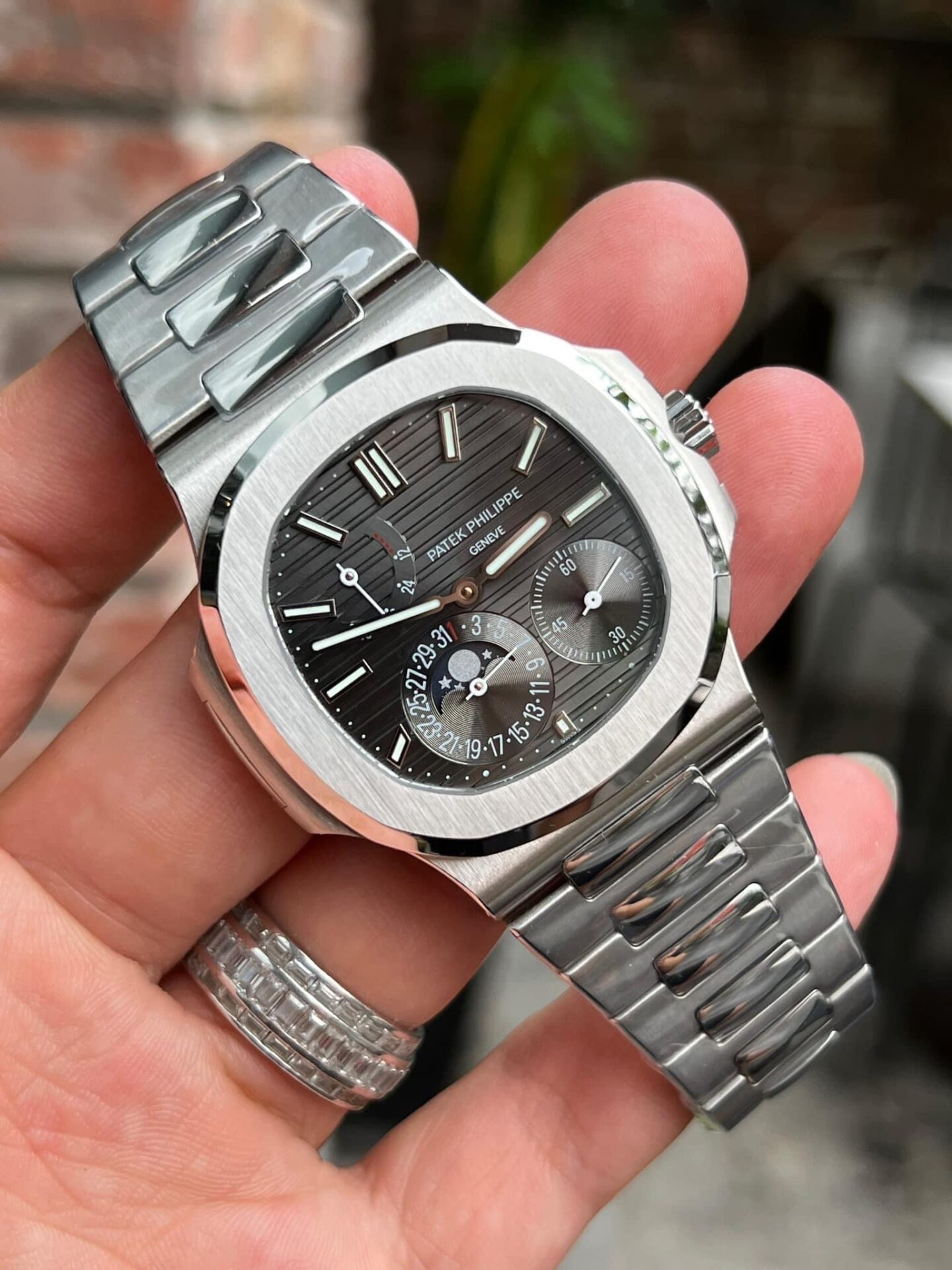 Patek Philippe Replica Watch Nautilus 5712 Metal Strap Gray Dial Factory GR 40mm