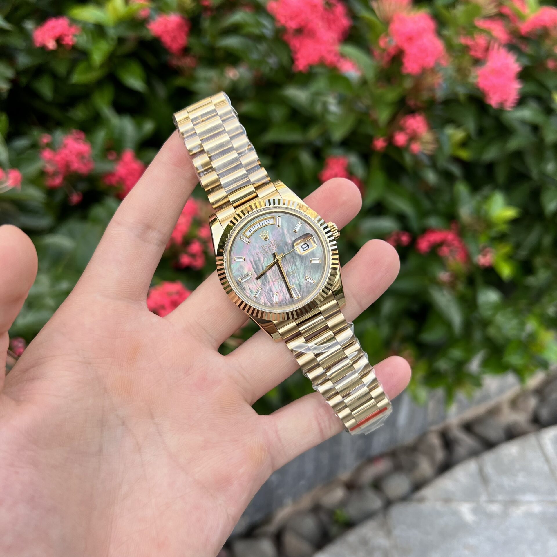 Rolex Replica Watch Day-Date Purple Mother of Pearl Dial Yellow Gold 40mm