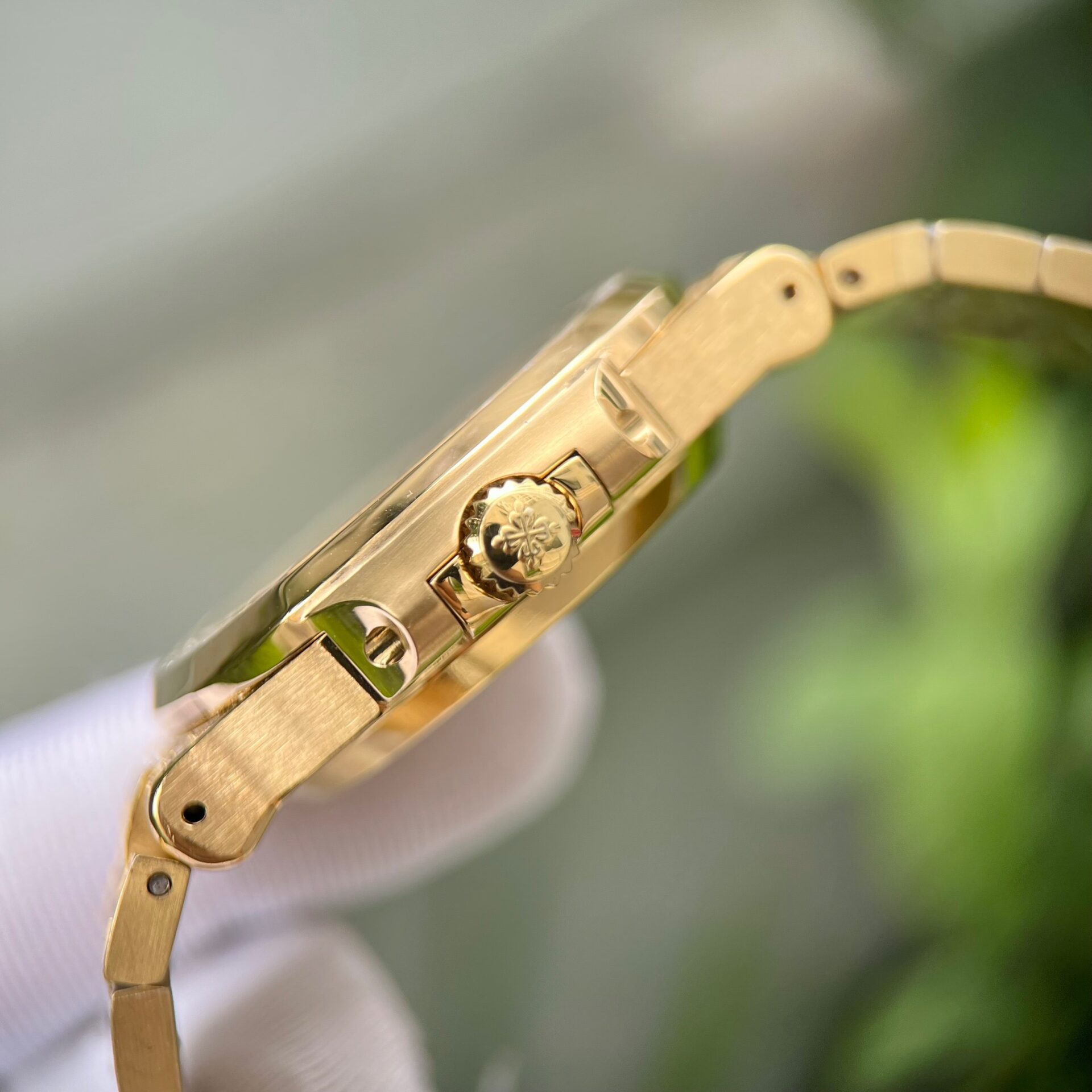Patek Philippe Nautilus 5719 Replica 1:1 Watch With Full Stone Yellow Gold Plated 3K 40mm