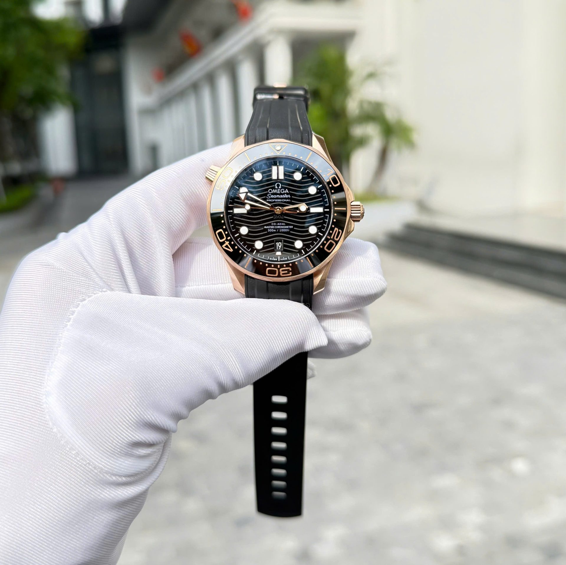 Omega High End Watch Replicas Seamaster Diver 300M Sedna™ Black Rubber Strap VS Factory 42mm